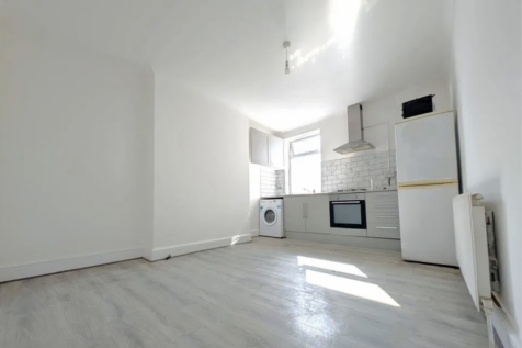 Spacious 3-Bedroom Flat in the Heart of Leyton, E