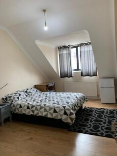 Exceptional Three-Bedroom Flat to Let in the Hear