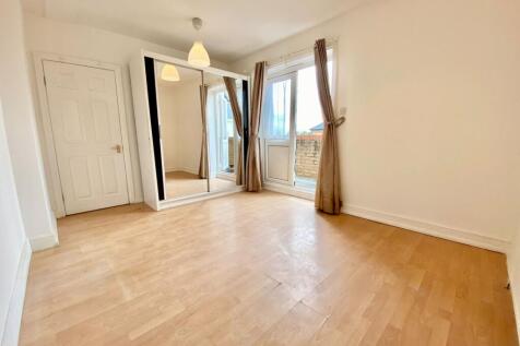 Spacious 2 bedroom flat property next to Homerton