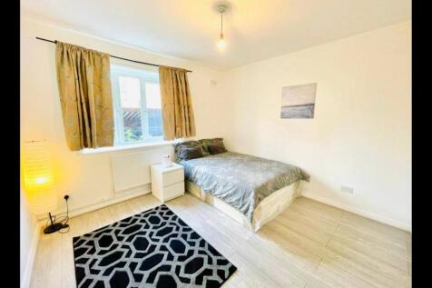 Beautifully presented 3-bedroom flat located in t