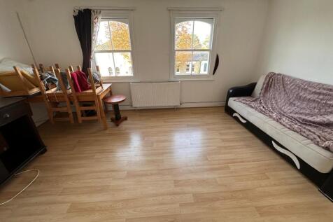 Bright 1 Bedroom Flat with Shared Garden Haringey