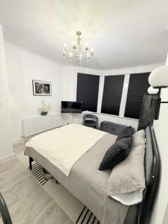 Modern Newly Refurbished 2-Bedroom Flat with Priv