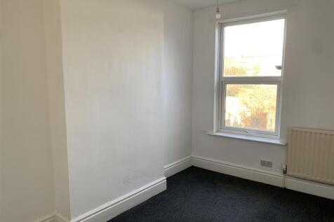Bedroom 2 (2).jpg