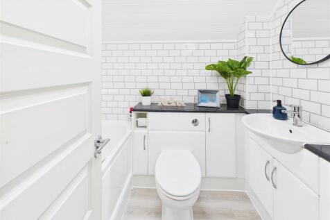 Bathroom NEW 1.jpg