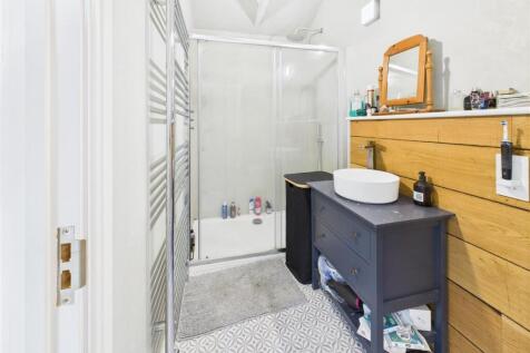 bathroom b.jpg
