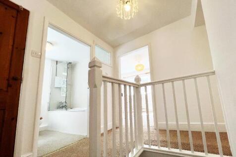4_GS_Bedroom_Hallway_1st_Floor_01_656x437.jpg