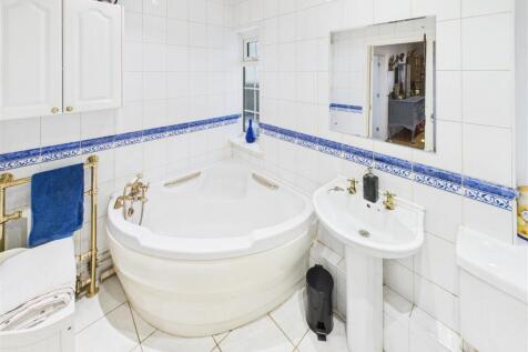 family bathroom 3.jpg