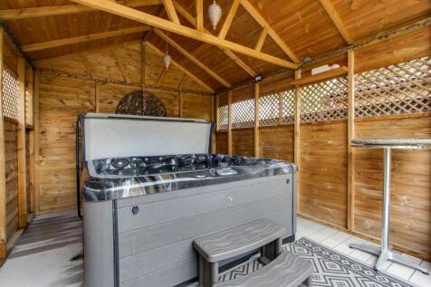 Jacuzzi Hut