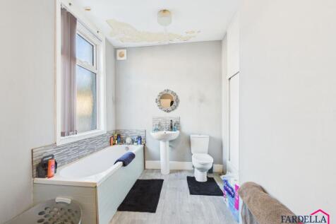 Spacious One-Bedroom Flat in Convenient Location