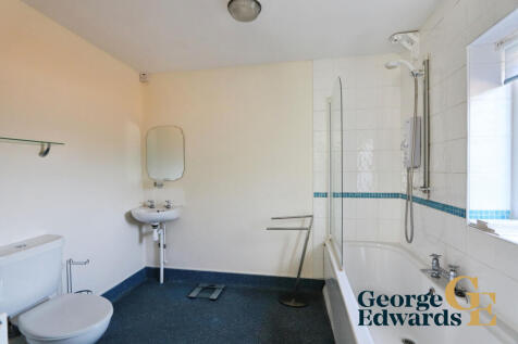 Downstairs En-Suite