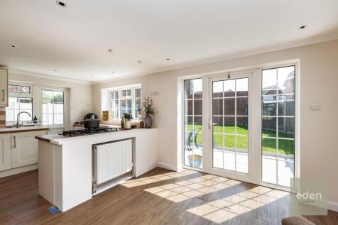 KITCHEN/BREAKFAST AREA