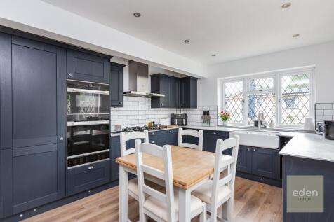 KITCHEN/BREAKFAST AREA