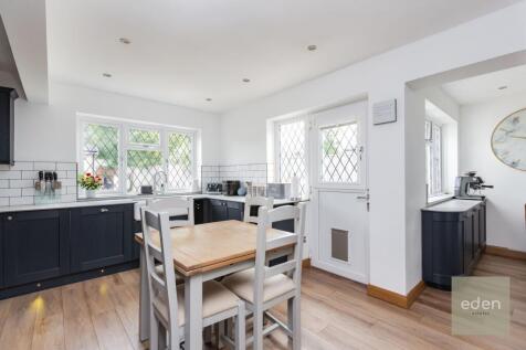 KITCHEN/BREAKFAST AREA