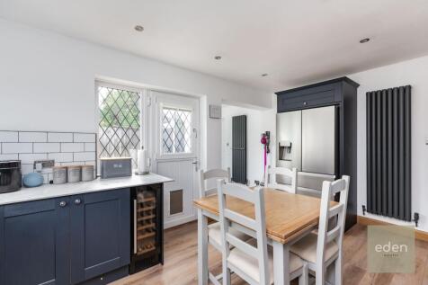 KITCHEN/BREAKFAST AREA