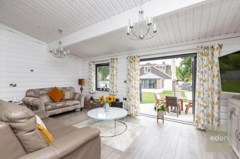 OUTBUILDING - LOUNGE/DINER/KITCHEN