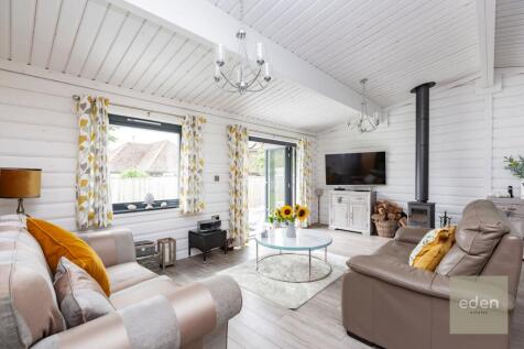 OUTBUILDING - LOUNGE/DINER/KITCHEN