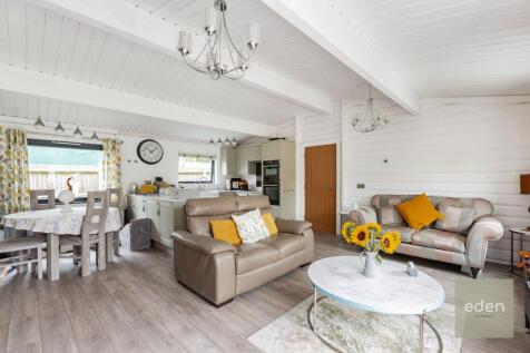 OUTBUILDING - LOUNGE/DINER/KITCHEN
