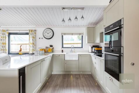 OUTBUILDING - LOUNGE/DINER/KITCHEN