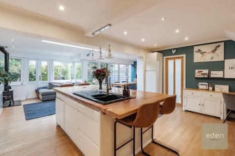 Kitchen / Breakfast Area