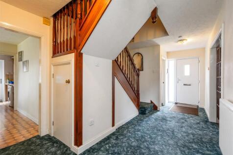 21 Swinbrook Way_23.jpg