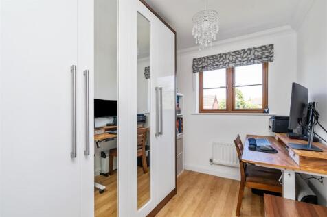 2 Enderby Close Bentley Heath_11.jpg