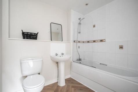 94 Main Street Dickens Heath B90 1UA_1.jpg