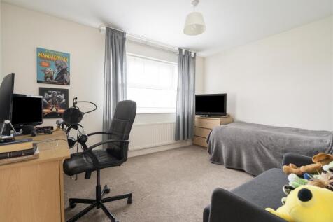 20 Farnborough Drive_2.jpg