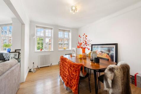 Dining Room/Bed 3