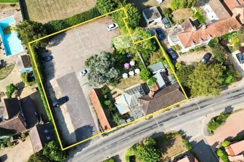 Shoulder of Mutton Playhatch  Yellow Line Boundary.jpg