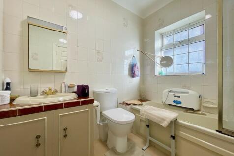 Master Bedroom En-Suite