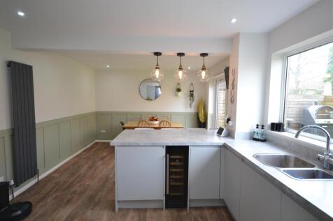 Kitchen/ Dining Room