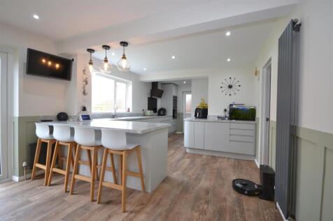 Kitchen/ Dining Room