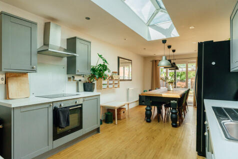 Kitchen / Dining Area