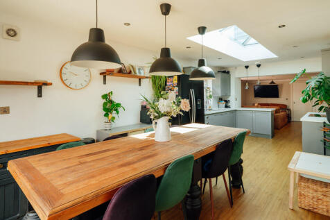 Kitchen / Dining Area