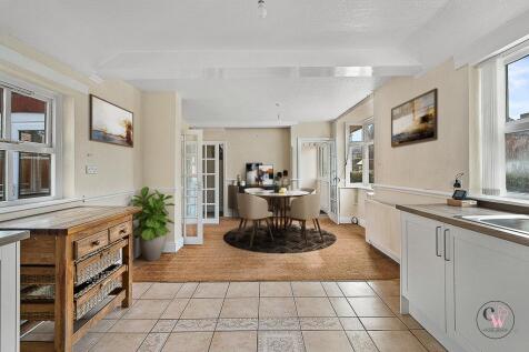 DSC01433 - dining area on carpet_VS.jpg