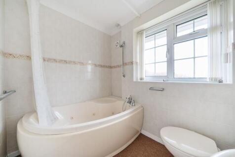 Bathroom W.C (1)