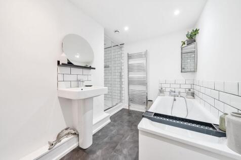 Bathroom W.C (2)