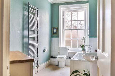 Bathroom W.C (1)