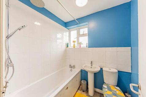 Bathroom W.C (1)
