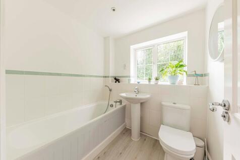 Bathroom W.C (1)