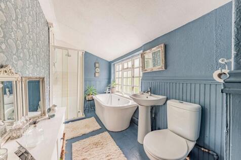 Bathroom W.C (1)