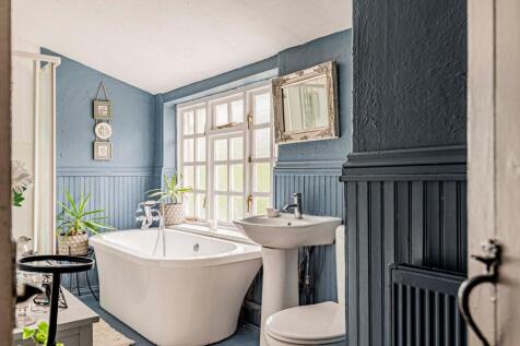 Bathroom W.C (2)