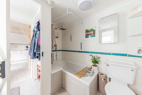 Bathroom W.C (1)