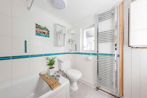 Bathroom W.C (1)