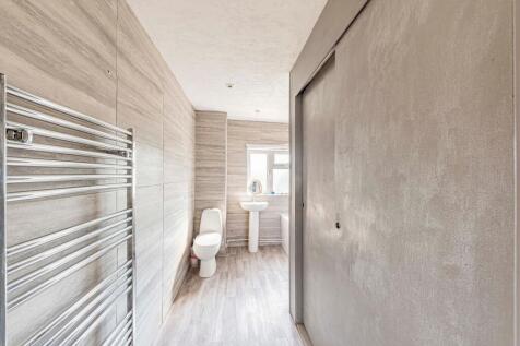 Bathroom W.C (2)