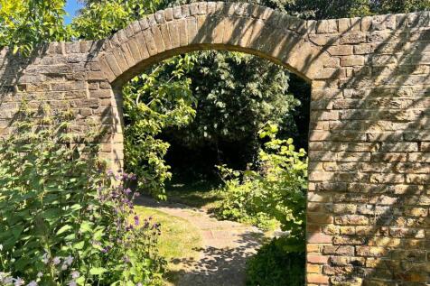 Arch to further Garden (1)