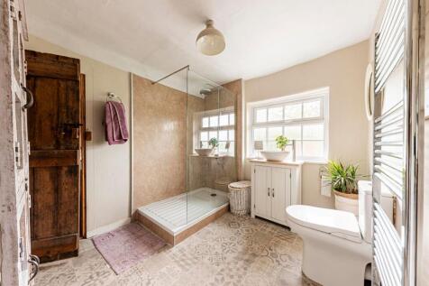 Ensuite Bathroom W.C (1)