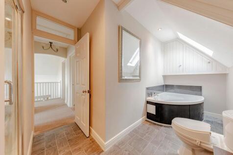 Bathroom W.C (2)