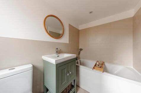 Bathroom W.C (1)