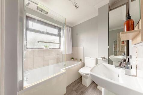 Bathroom W.C (2)
